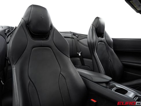 Used 2019 Ferrari Portofino RWD image 40