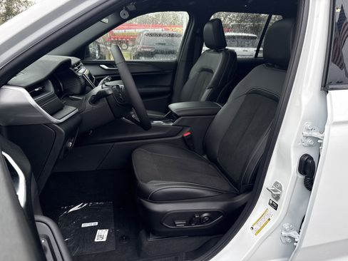 New 2025 Jeep Grand Cherokee Altitude image 16