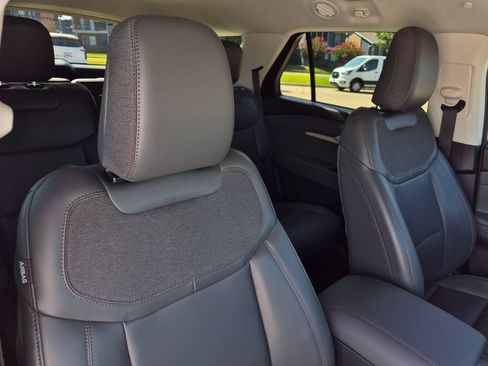 Used 2025 Ford Explorer Active w/ Active Comfort Package RWD image 38