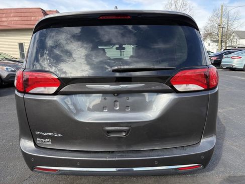 Used 2017 Chrysler Pacifica Touring-L image 4