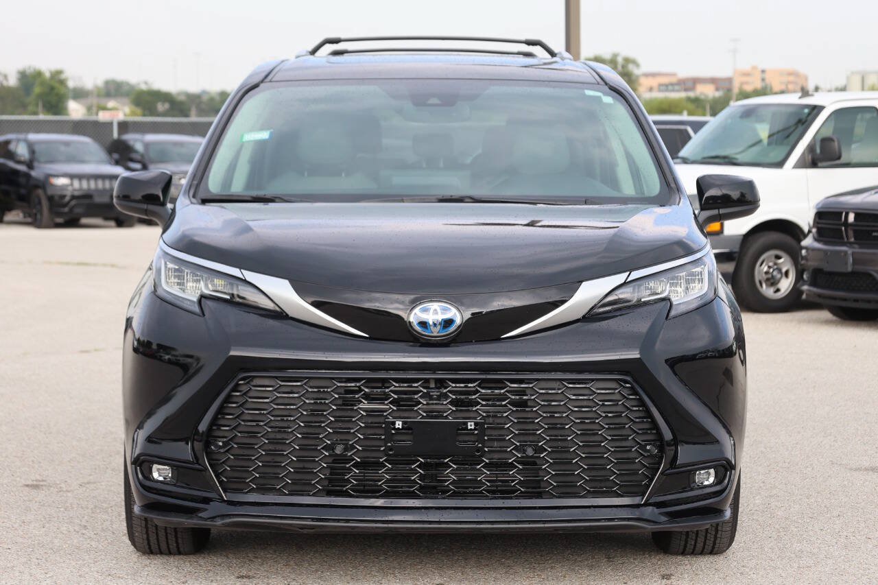 Used 2023 Toyota Sienna XLE FWD image 5