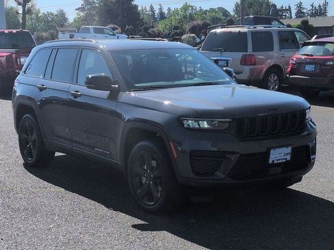 Used 2023 Jeep Grand Cherokee Altitude AWD/4WD image 7