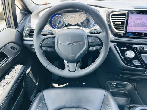 Used 2023 Chrysler Pacifica Touring-L w/ S Appearance Package FWD image 15