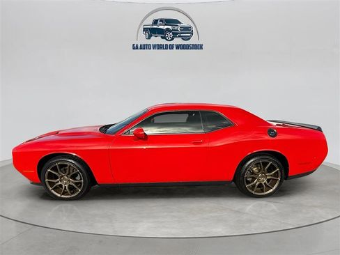 Used 2015 Dodge Challenger SXT image 2