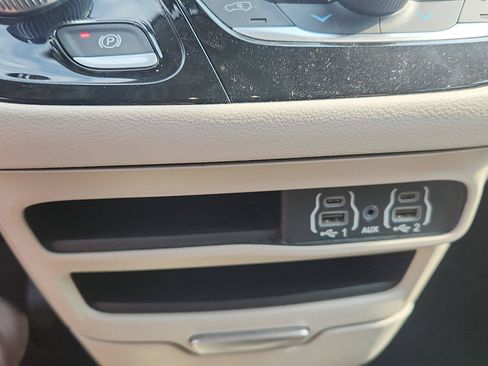 Used 2023 Chrysler Pacifica Touring-L FWD image 16
