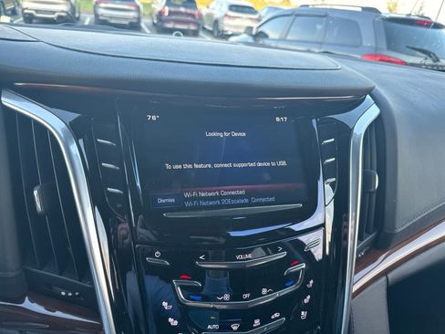 Used 2020 Cadillac Escalade Premium Luxury AWD/4WD image 10