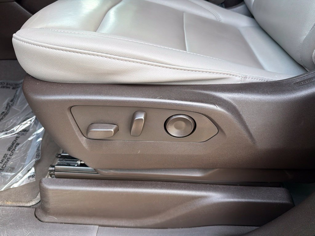 Used 2024 Chevrolet Suburban LT RWD image 22