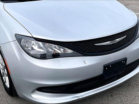 Used 2023 Chrysler Voyager LX image 30