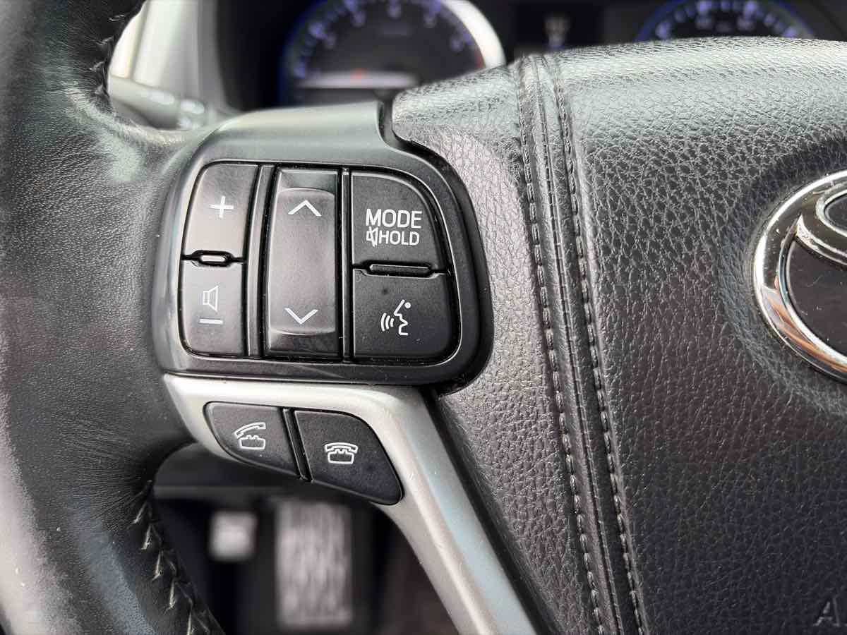 Used 2014 Toyota Highlander XLE FWD image 38