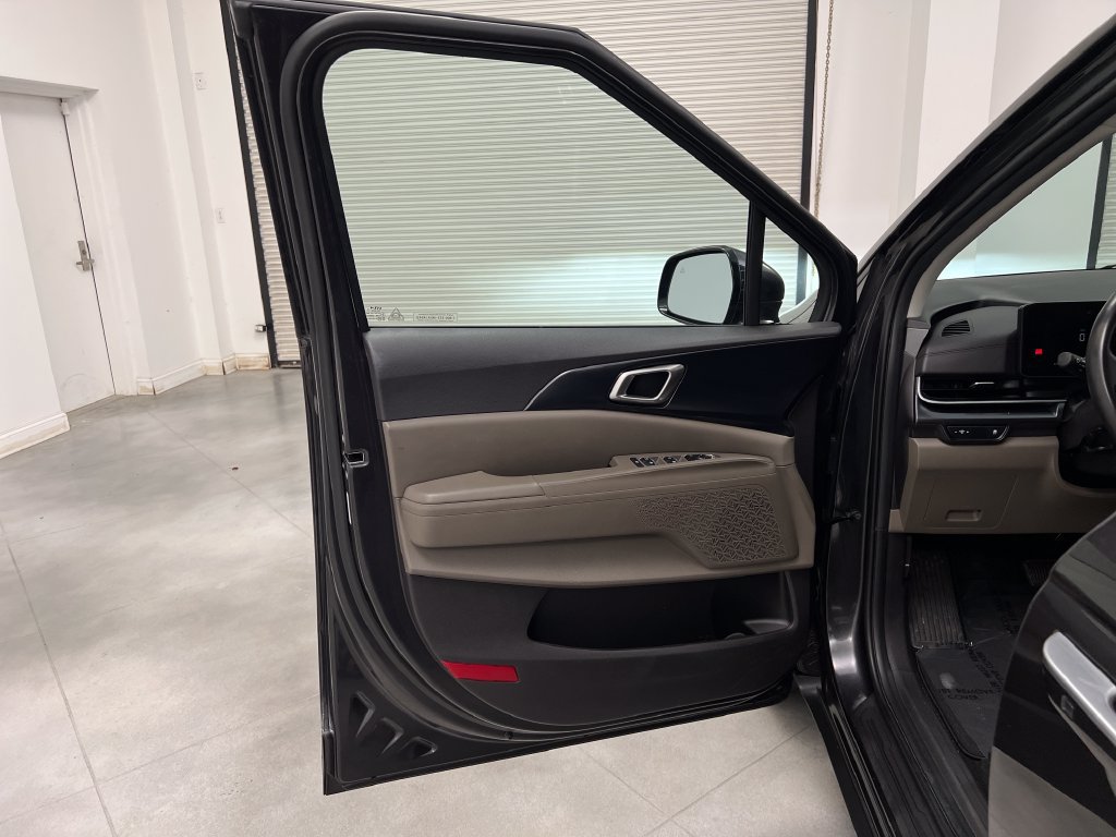 Used 2025 Kia Carnival FWD image 15
