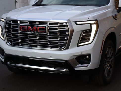 New 2026 GMC Yukon Denali w/ Sun & Power Step Package image 4