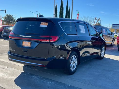 Certified 2024 Chrysler Pacifica Touring-L image 6