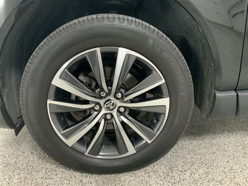 Used 2021 Toyota Venza LE image 9