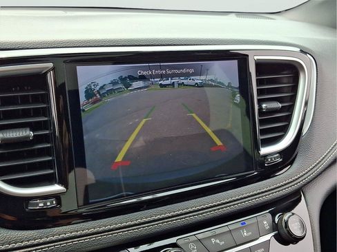 Used 2025 Chrysler Pacifica Limited FWD image 18