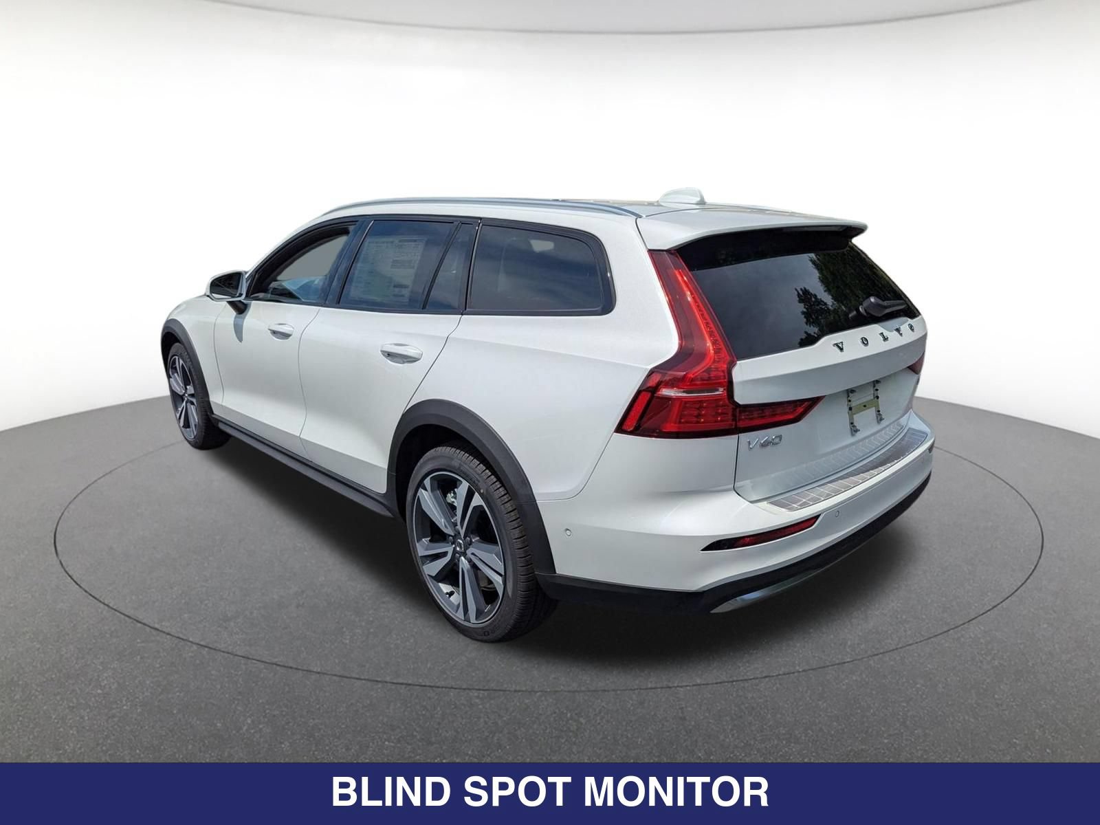Certified 2026 Volvo V60 B5 Cross Country Plus w/ Protection Package Premier AWD/4WD image 6