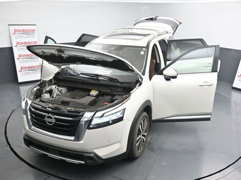 Used 2024 Nissan Pathfinder Platinum w/ Cargo Package image 26