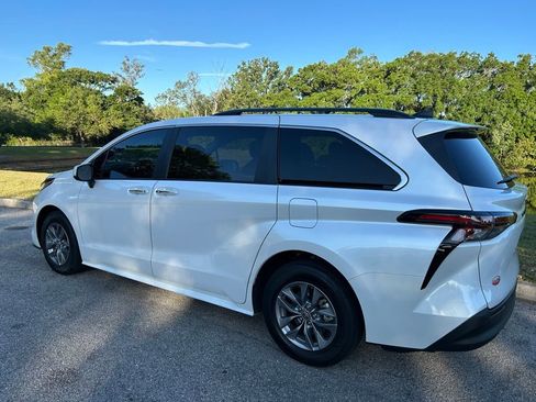 Used 2024 Toyota Sienna XLE FWD image 3