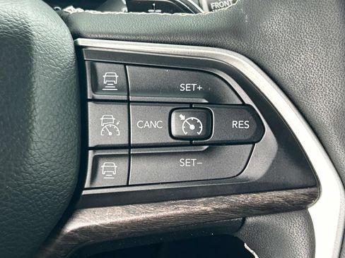 Used 2023 Jeep Grand Cherokee L Limited AWD/4WD image 33
