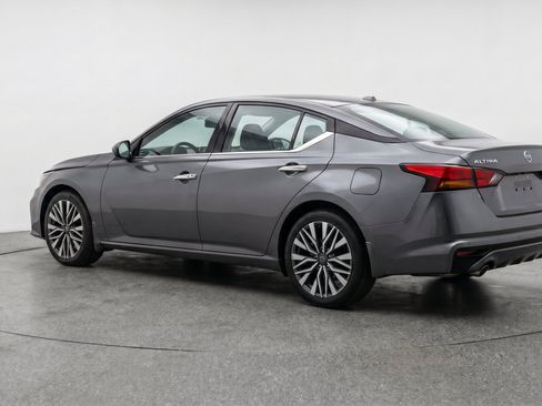 Used 2025 Nissan Altima 2.5 SV FWD image 6