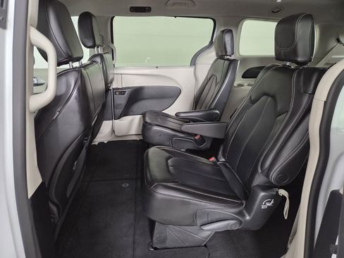 Certified 2023 Chrysler Pacifica Touring-L image 52