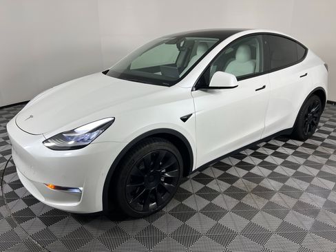 Used 2021 Tesla Model Y Long Range image 7