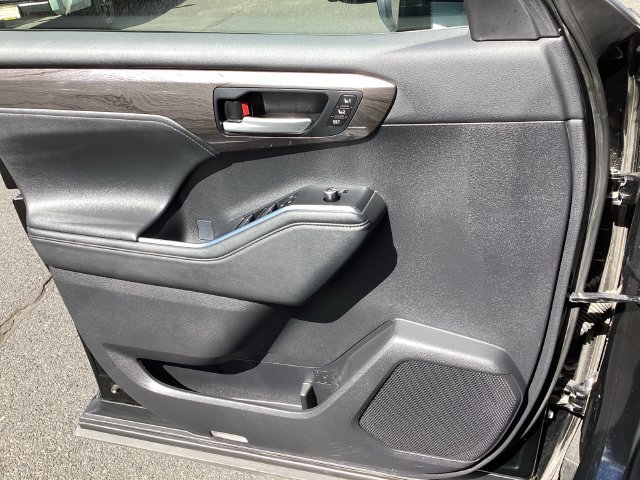 Used 2024 Toyota Highlander Limited AWD/4WD image 29