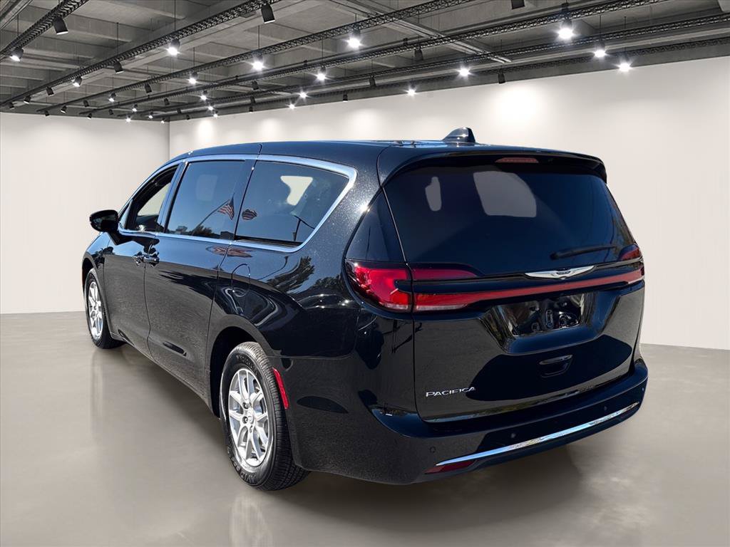 Used 2026 Chrysler Pacifica Select FWD image 5