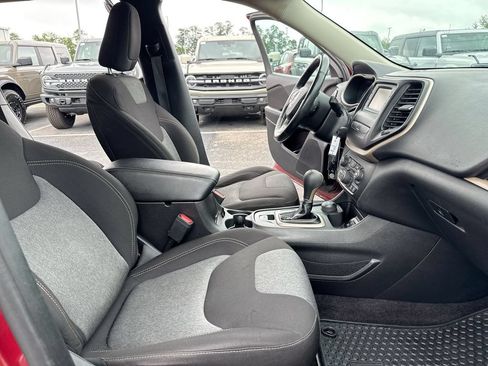 Used 2017 Jeep Cherokee Sport w/ Cold Weather Group AWD/4WD image 20