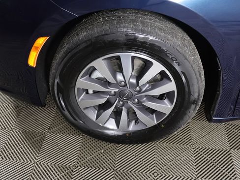 Used 2024 Chrysler Pacifica Limited FWD image 19