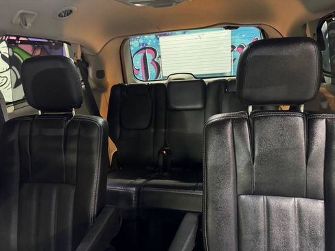Used 2015 Chrysler Town & Country Touring w/ Driver Convenience Group FWD image 14
