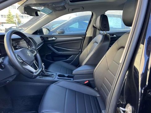 Certified 2023 Volkswagen Jetta SE w/ Panoramic Sunroof Package FWD image 19