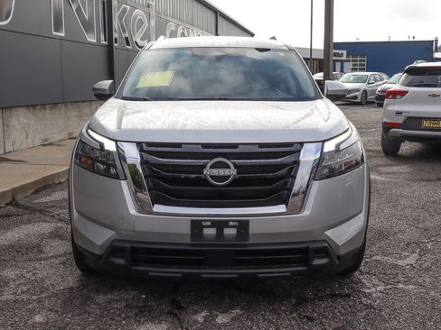 Used 2025 Nissan Pathfinder SV FWD image 2