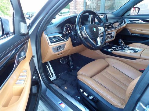 Used 2018 BMW 750i w/ Executive Package RWD image 8