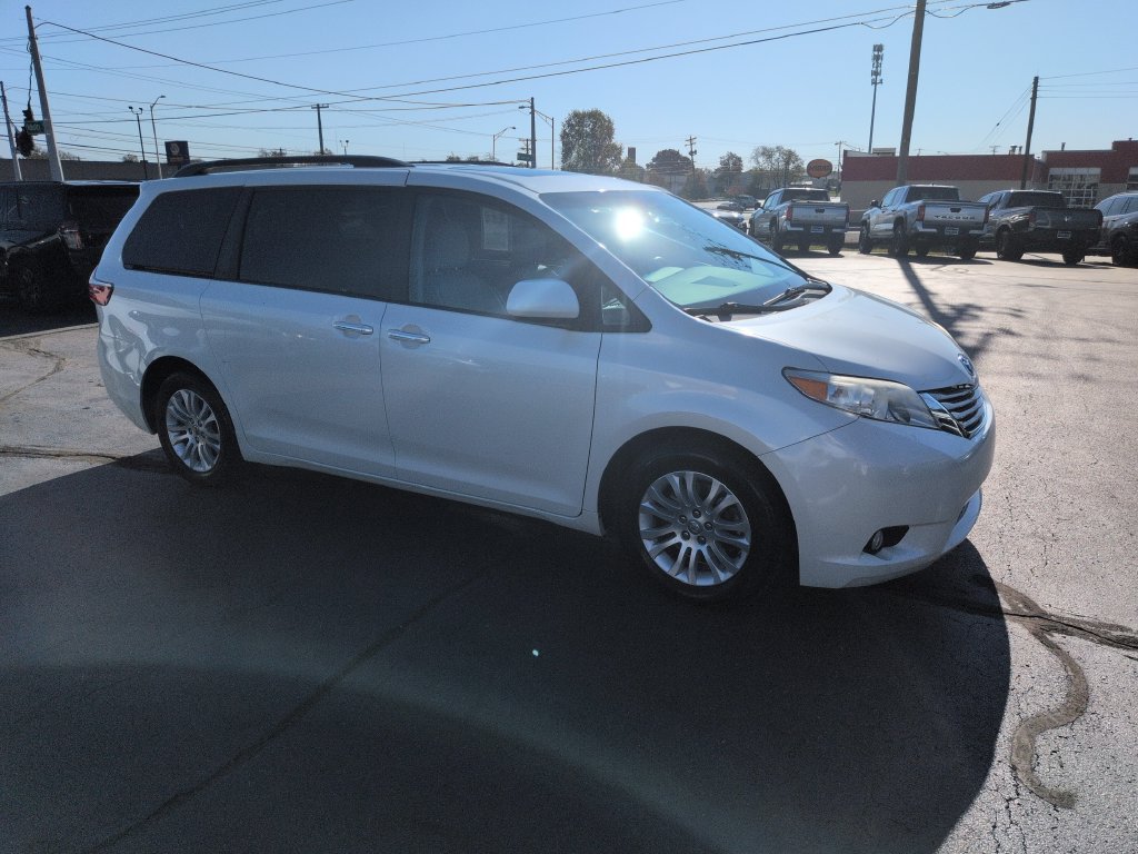 Used 2017 Toyota Sienna FWD image 7