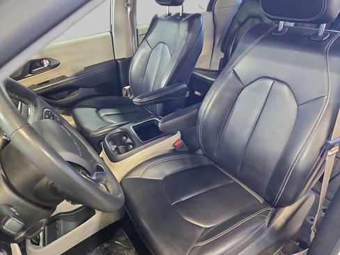 Used 2023 Chrysler Pacifica Touring-L FWD image 18