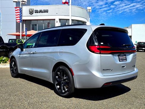 New 2026 Chrysler Pacifica Limited w/ S Appearance Package image 6
