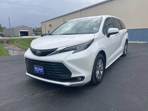 Used 2025 Toyota Sienna XLE FWD image 8