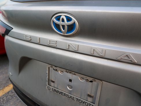 Used 2025 Toyota Sienna Platinum FWD image 11