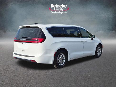 Used 2024 Chrysler Pacifica Touring-L FWD image 5