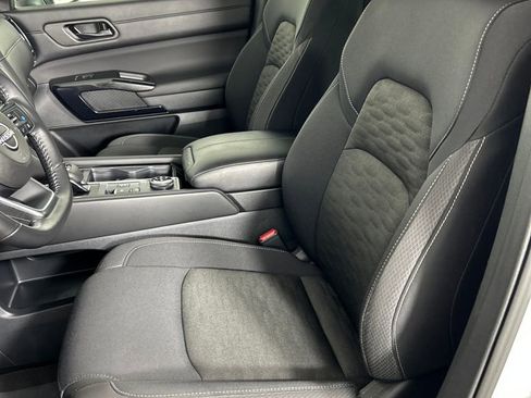 Used 2025 Nissan Pathfinder SV image 12