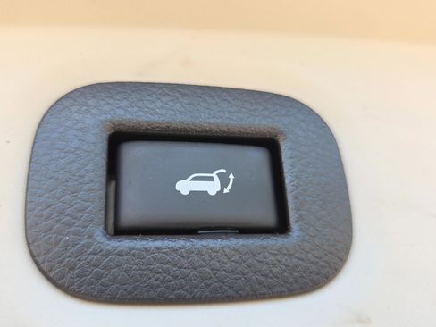 Used 2018 Nissan Rogue SV w/ Premium Package FWD image 14