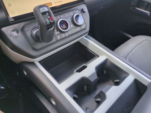 New 2026 Land Rover Defender 110 X-Dynamic SE image 22
