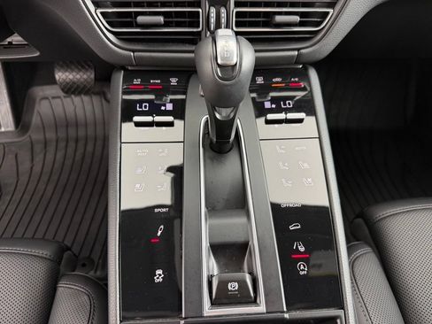 Certified 2026 Porsche Macan AWD/4WD image 18