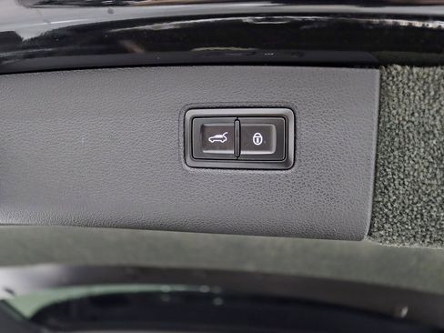 Used 2019 Bentley Bentayga image 36