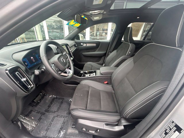 Certified 2025 Volvo XC40 B5 Plus AWD/4WD image 19