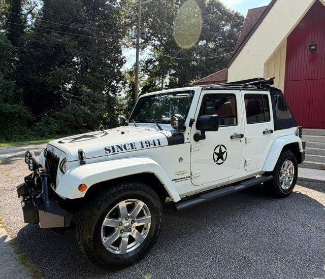 Used 2013 Jeep Wrangler Unlimited Sahara w/ Dual Top Group AWD/4WD image 5