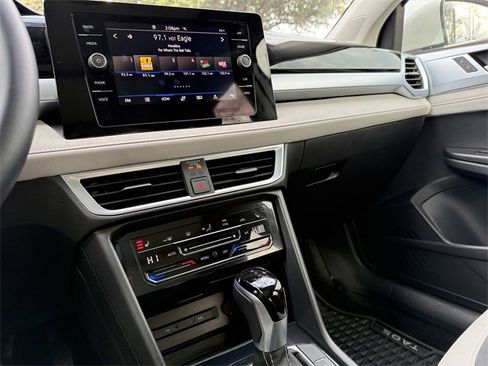 Used 2025 Volkswagen Taos SE image 14