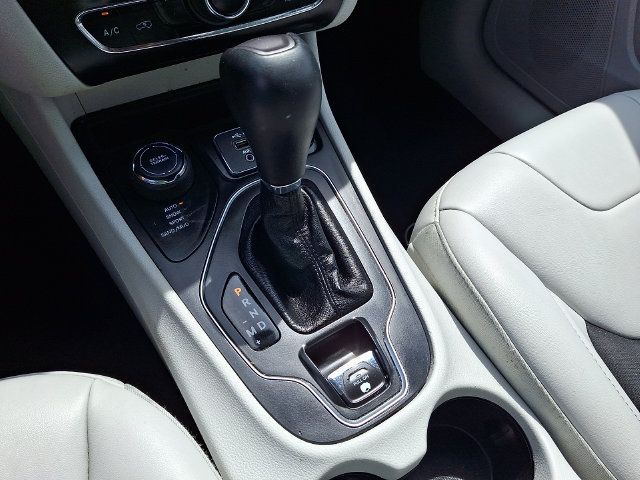 Used 2020 Jeep Cherokee Latitude Plus AWD/4WD image 31