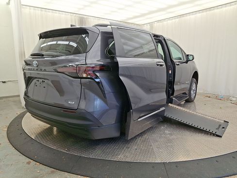 Used 2025 Toyota Sienna XLE w/ XLE Plus Package FWD image 34