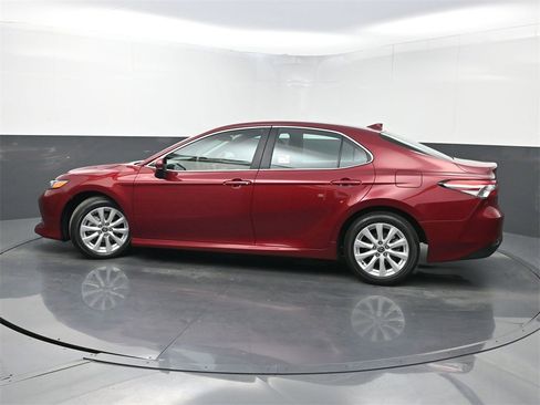 Used 2020 Toyota Camry LE image 41